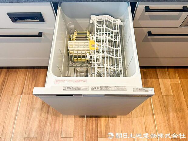 洗浄から乾燥までボタン一つで行える食器洗浄乾燥機を搭載。手洗いの負担を軽減し、食後の時間にゆとりが生まれます。日々の後片付けもスムーズに進められます。