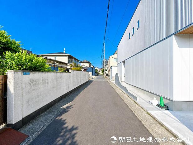 車通りが少なく落ち着いた前面道路。お車の出し入れもしやすく、運転が少し苦手な方や小さなお子様のいるご家庭にも安心感のある住環境です。駐車時の安心感も高まります。