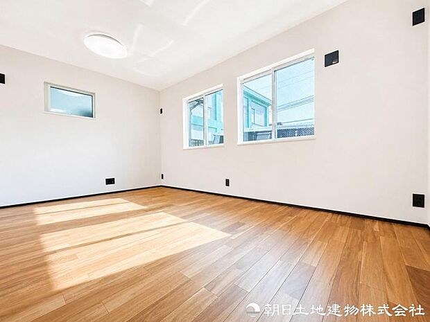 窓から差し込む光と爽やかな風が、室内に明るさと開放感を演出。寝室や子供部屋など、幅広い使い方ができる洋室です。暮らしに合わせて幅広い用途にも活用できる洋室です。