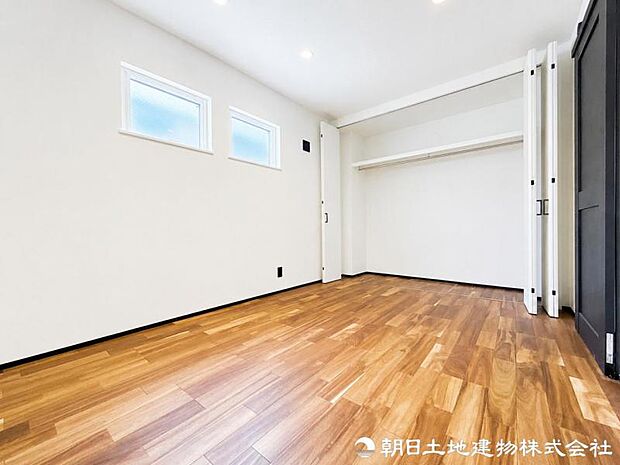 シンプルで家具を配置しやすい洋室。ベッドやデスクもすっきり置け、寝室はもちろん、趣味部屋や在宅ワークにも活用できます。家具選びや模様替えの幅がぐっと広がります。