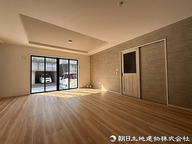 採光と通風に配慮された心地よいリビング。窓から感じる街の気配や季節の風を楽しみながら、ゆったりと寛げる空間です。季節の移ろいを感じながら寛ぎの時間を楽しめます。
