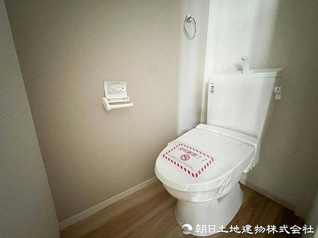清潔感のある落ち着いたトイレ空間。毎日使う場所だからこそ、シンプルで使いやすく、心地よく過ごせるよう整えられています。清潔で快適な毎日をしっかり支える設備です。