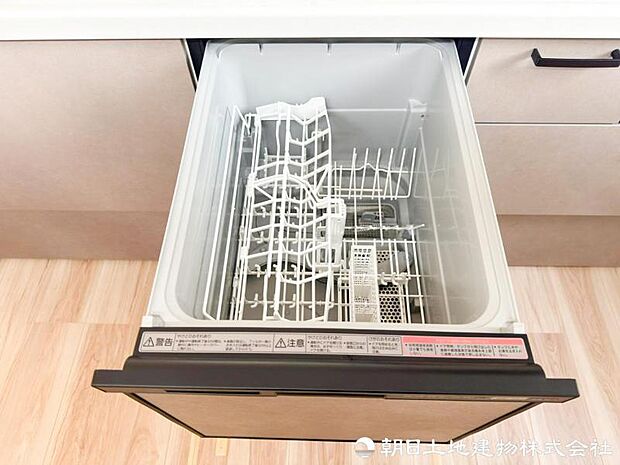 【食洗機】ボタン一つで洗浄から乾燥まで行える食洗機を搭載。家事負担を軽減し、暮らしにゆとりをもたらします。