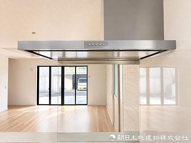 調理中に発生する煙やにおいをしっかり排出するレンジフードを装備。キッチンの空気を快適に保ち、お手入れにも配慮。室内へのにおい残りも抑えられます。