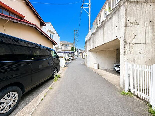【前面道路】前面道路は車通りも少なくお車の運転が苦手な方も安心ですね。