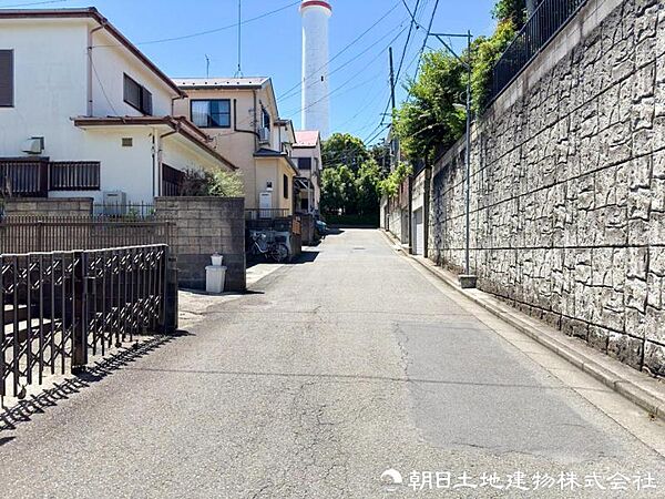 車通りが少なく落ち着いた前面道路。お車の出し入れもしやすく、運転が少し苦手な方や小さなお子様のいるご家庭にも安心感のある住環境です。駐車時の安心感も高まります。