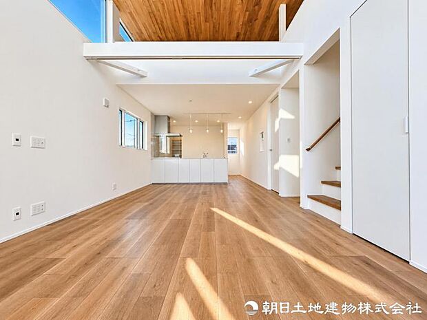 降り注ぐ陽光と照明がLDK全体を明るく演出。開放感あふれる空間で、家族団らんや来客時にも心地よく過ごせる住まいです。家族団らんや来客時にも快適に使える空間です。