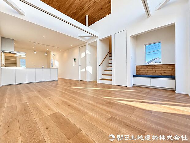暮らしの中心となるリビングは、家族の時間を優しく彩る寛ぎの空間。日々の安らぎと満足感を感じながら、ゆったり過ごせます。自然と笑顔が集まる心地よい空間になります。