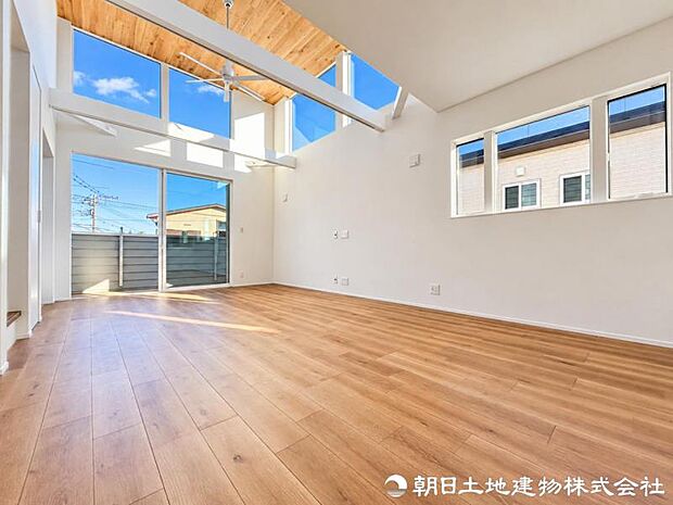 この住まいだからこそ味わえる特別な寛ぎを日常に。家族の笑顔が自然と集まり、毎日を大切に楽しめる心地よいリビングです。毎日の暮らしを特別に彩る心地よい住空間です。