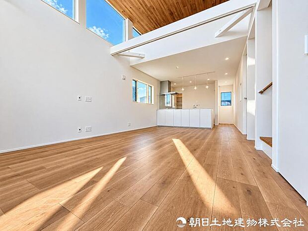 窓から爽やかな風と自然光を取り込める明るいリビング。こまめな換気もしやすく、家族が長時間快適に過ごせる空間です。一年を通して明るく快適に過ごせる広い住空間です。