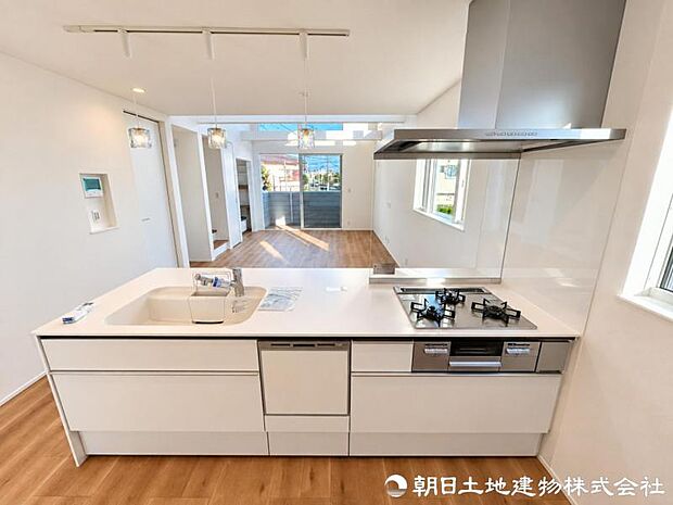 小袋の食品や調味料、調理器具まで整理しやすい引き出し収納を備えたキッチン。必要な物をすぐ取り出せ、毎日の家事が快適です。調理中の動作もスムーズで家事が快適です。