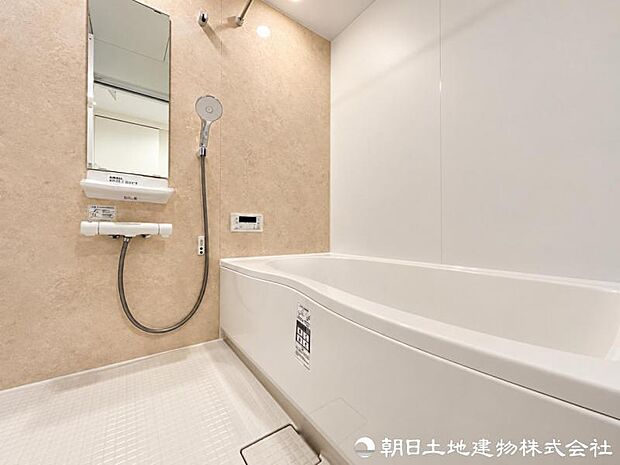 清潔感のある色合いと柔らかな曲線が心地よい浴室。半身浴も楽しめる浴槽で、一日の疲れをゆっくり癒やす贅沢な時間を過ごせます。上質で心地よいバスタイムを楽しめます。