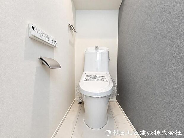 清潔感のある落ち着いたトイレ空間。毎日使う場所だからこそ、シンプルで使いやすく、心地よく過ごせるよう整えられています。清潔で快適な毎日をしっかり支える設備です。