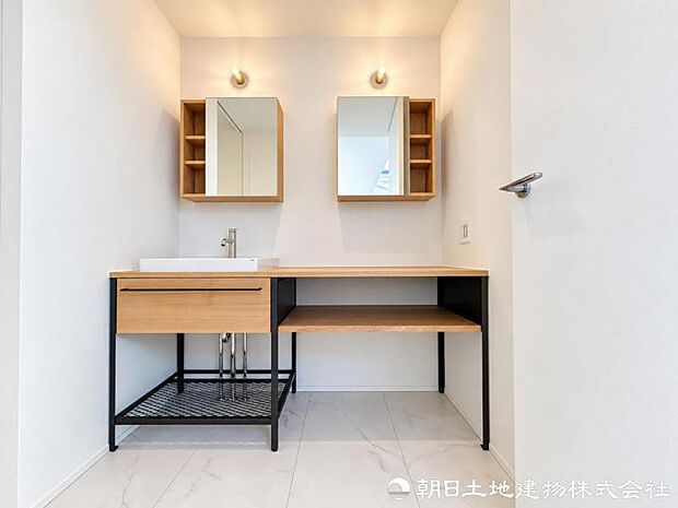 洗面用品をすっきり整理可能。使いやすさと収納力を兼ね備えた清潔感ある空間です。忙しい朝の身支度も効率よく進められます。
