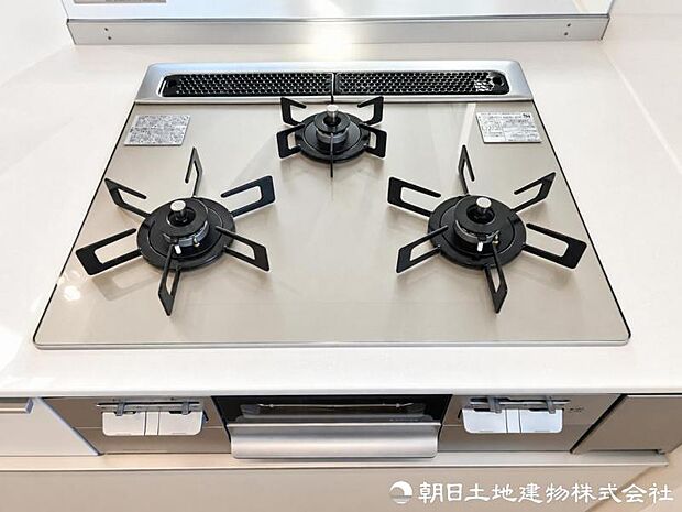料理がしやすい3口コンロを採用。煮る・焼く・茹でるを同時に進められ、忙しい日の食事作りも効率よく行えます。毎日の献立づくりを効率よくしっかり支えます。