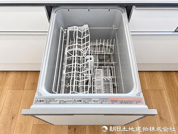 洗浄から乾燥までボタン一つで行える食器洗浄乾燥機を搭載。手洗いの負担を軽減し、食後の時間にゆとりが生まれます。日々の後片付けもスムーズに進められます。
