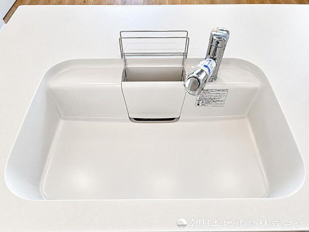 浄水器一体型水栓を採用し、飲み水やお料理にいつでもきれいな水を使用可能。切り替え操作も簡単で、家事に便利です。家族みんなで安心して使えます。
