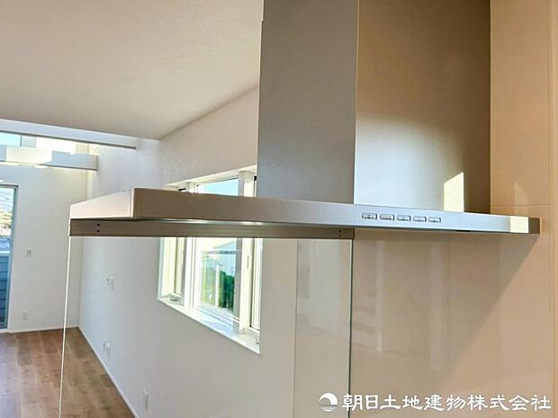 調理中に発生する煙やにおいをしっかり排出するレンジフードを装備。キッチンの空気を快適に保ち、お手入れにも配慮。室内へのにおい残りも抑えられます。