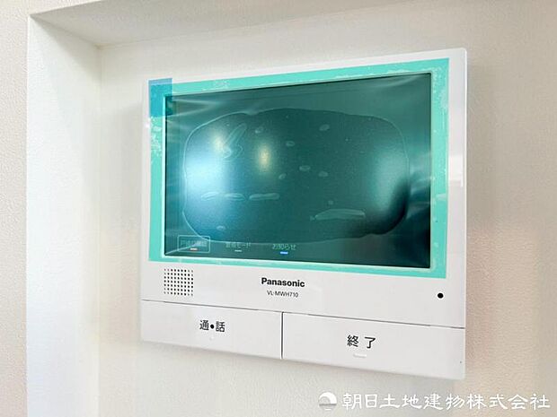 来訪者を室内モニターで確認できるインターホンを装備。天候や時間を問わず玄関を開ける前に応対でき、ご家族の安心を支えます。防犯対策にも役立ちます。