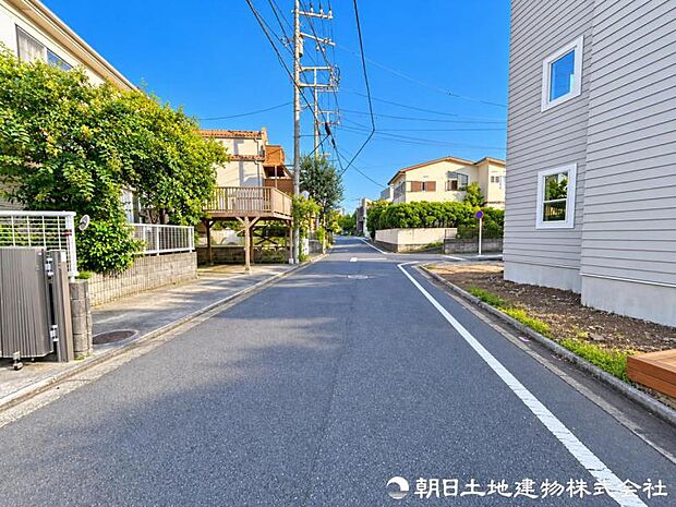 ゆとりある道幅を確保した前面道路で、車同士のすれ違いや駐車時の切り返しもスムーズ。毎日の運転や来客時にも安心できる住環境です。日々の運転や来客時にも安心ですね。