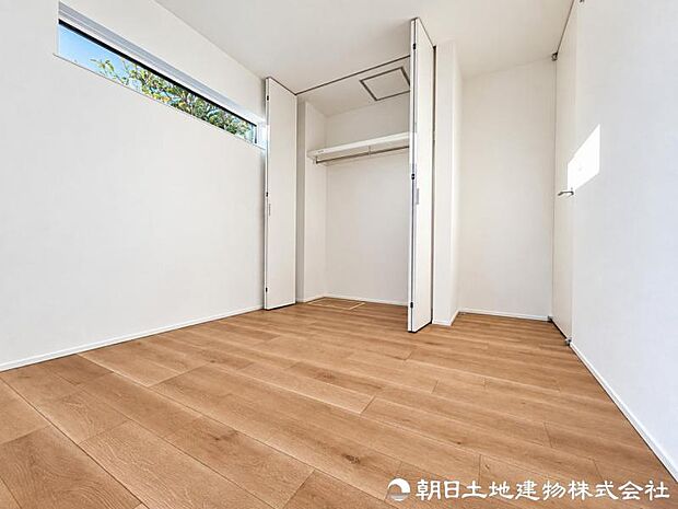 陽当りと風通しに恵まれた心地よい洋室。家族の会話も育みながら、プライベートな時間も大切にできる快適な住空間です。自分らしい時間もゆったりと心地よく楽しめますね。