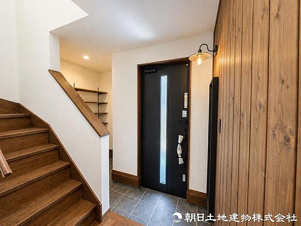 清潔感あふれる玄関がご家族やゲストを心地よく迎えます。住まいの第一印象を美しく整え、新生活への期待が高まります。帰宅するたびに心が弾む特別な住空間です。