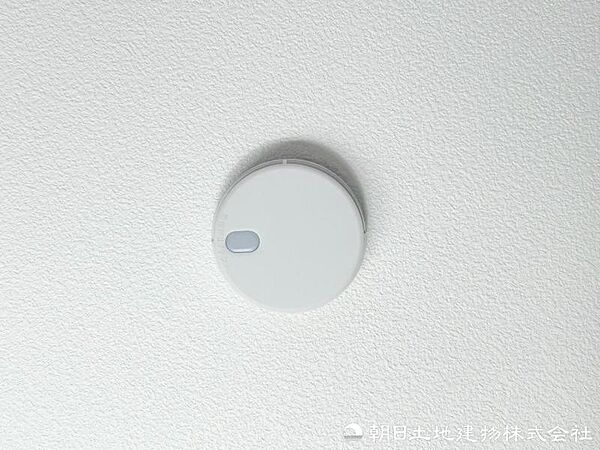 万一の火災をいち早く知らせる火災報知器を設置。ご家族の安心を見守り、毎日の暮らしを支える大切な設備です。暮らしの安心感をしっかりと高めてくれます。
