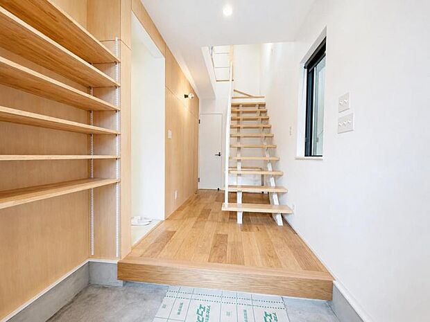 住まいの第一印象を彩る、清潔感あふれる玄関。ゆとりあるシューズボックスを備え、外出時も帰宅時も心地よく迎えてくれます。気持ちよく一日を始め、帰宅時も安らげます。