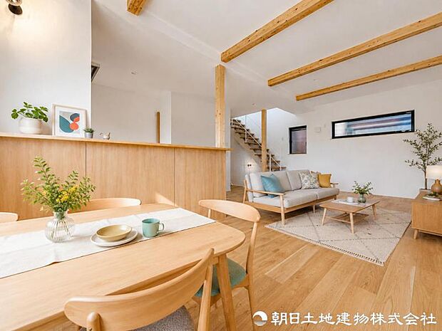 豊かな陽光と心地よい風を取り込むリビング。明るさと開放感に恵まれ、季節を問わず家族が快適に過ごせる住空間に仕上がっています。一年を通して家族が快適に過ごせます。※家具はAIによるイメージになります