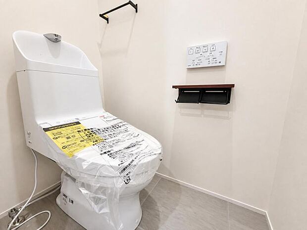 清潔感のある落ち着いたトイレ空間。毎日使う場所だからこそ、シンプルで使いやすく、心地よく過ごせるよう整えられています。清潔で快適な毎日をしっかり支える設備です。