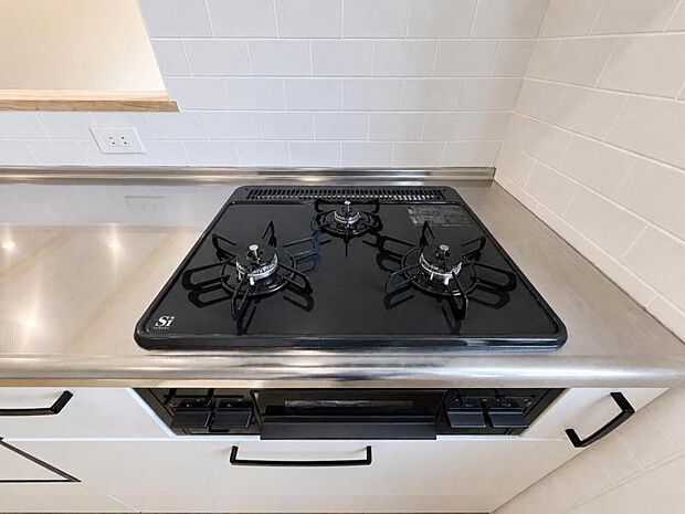 3口コンロを備え、焼く・煮る・茹でるを同時進行。複数の料理を効率よく作れるため、毎日の調理時間を短縮できます。忙しい日の調理を効率良く支えてくれます。