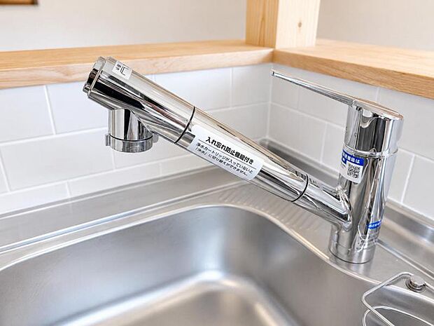 浄水器一体型水栓を採用し、飲み水やお料理にいつでもきれいな水を使用可能。切り替え操作も簡単で、家事に便利です。家族みんなで安心して使えます。