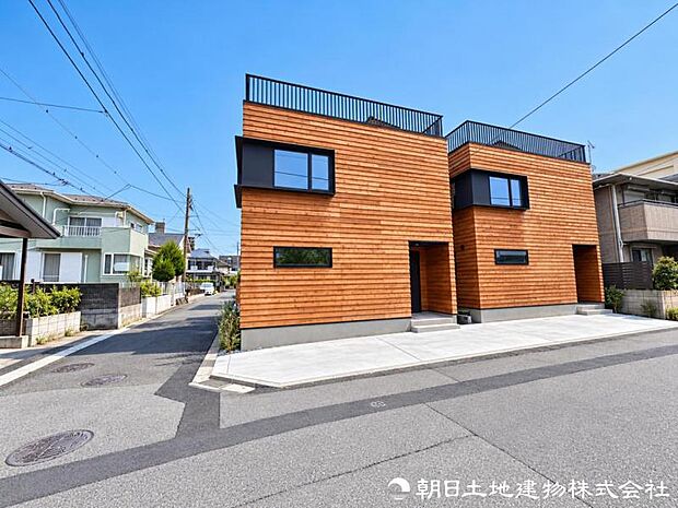 木の温もりが映える個性的な外観デザイン。青空に美しく映えるスタイリッシュな住まいは、開放的なルーフバルコニーも備え、湘南らしい暮らしを楽しめます。