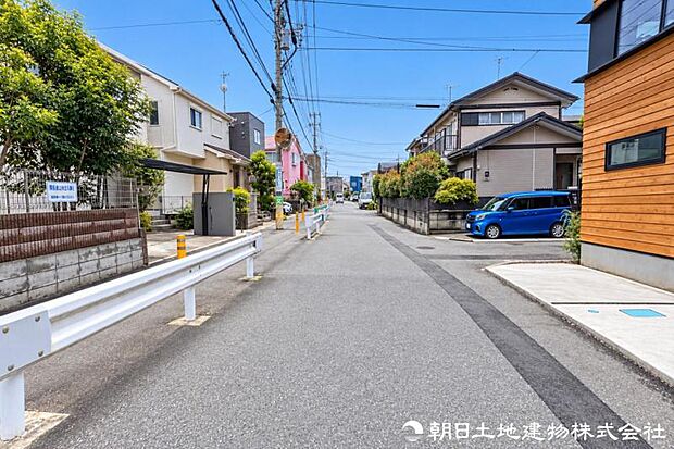 ゆとりある道幅を確保した前面道路で、車同士のすれ違いや駐車時の切り返しもスムーズ。毎日の運転や来客時にも安心できる住環境です。日々の運転や来客時にも安心ですね。