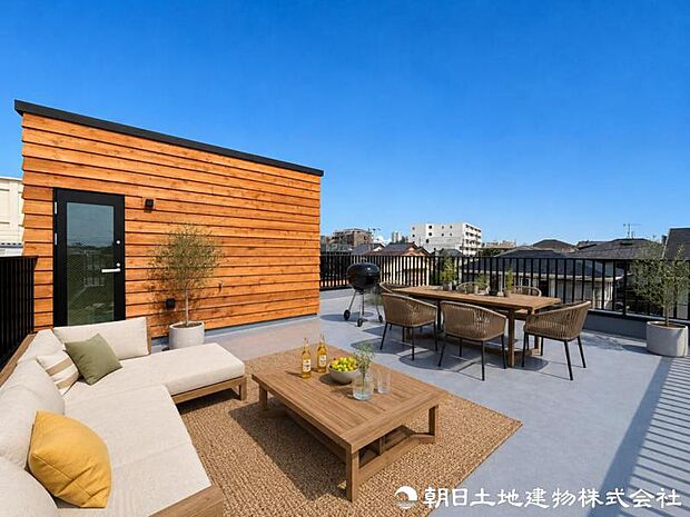 空を独り占めするような、圧倒的な開放感のスカイバルコニー。家族で過ごす休日やBBQなど、住まいの楽しみをさらに広げる特別な場所です。※家具はAIによるイメージになります