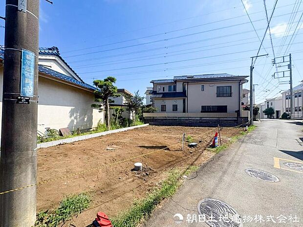現地を訪れることで、道路の広さや周囲の音、街並みの雰囲気まで実感できます。資料では伝えきれない魅力を、ぜひ直接お確かめください。街の雰囲気を現地で体感できます。