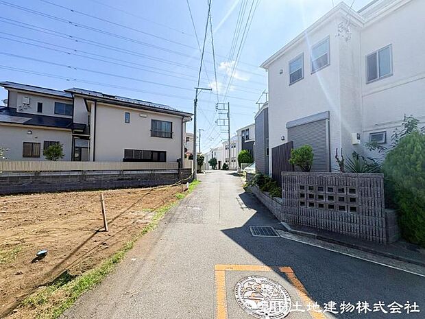 車通りが少なく落ち着いた前面道路。お車の出し入れもしやすく、運転が少し苦手な方や小さなお子様のいるご家庭にも安心感のある住環境です。駐車時の安心感も高まります。