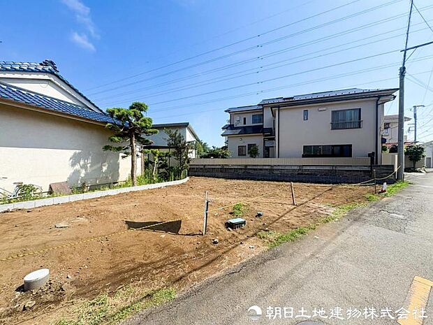 現地を訪れることで、道路の広さや周囲の音、街並みの雰囲気まで実感できます。資料では伝えきれない魅力を、ぜひ直接お確かめください。街の雰囲気を現地で体感できます。