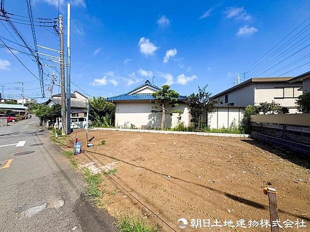 現地を訪れることで、道路の広さや周囲の音、街並みの雰囲気まで実感できます。資料では伝えきれない魅力を、ぜひ直接お確かめください。街の雰囲気を現地で体感できます。