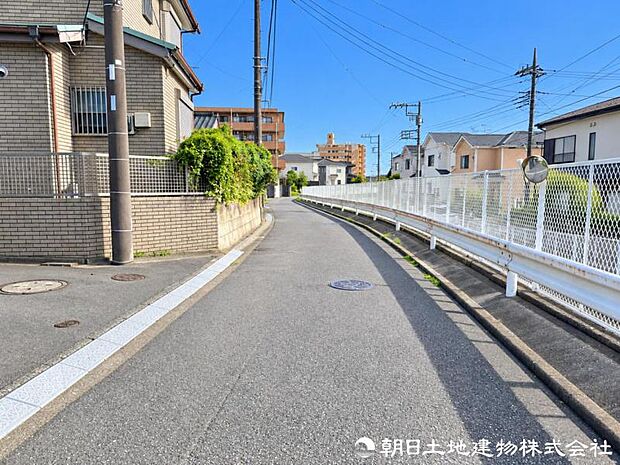 車通りが少なく落ち着いた前面道路。お車の出し入れもしやすく、運転が少し苦手な方や小さなお子様のいるご家庭にも安心感のある住環境です。駐車時の安心感も高まります。