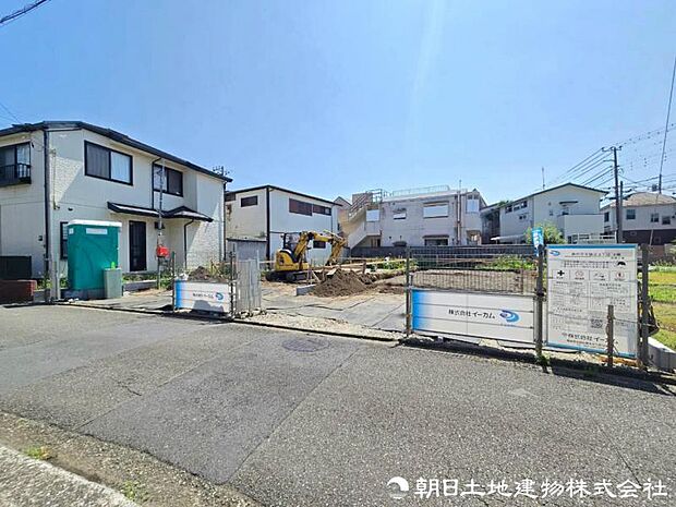 現地を訪れることで、道路の広さや周囲の音、街並みの雰囲気まで実感できます。資料では伝えきれない魅力を、ぜひ直接お確かめください。街の雰囲気を現地で体感できます。