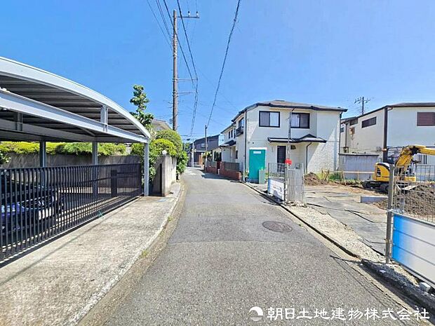 車通りが少なく落ち着いた前面道路。お車の出し入れもしやすく、運転が少し苦手な方や小さなお子様のいるご家庭にも安心感のある住環境です。駐車時の安心感も高まります。