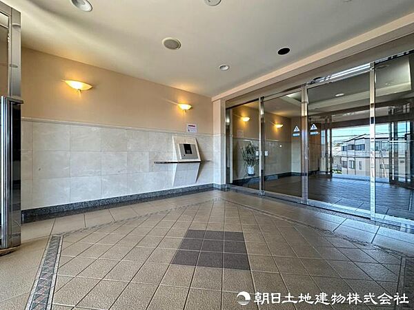 マンションの印象を決めるエントランスは、清潔感があり丁寧に管理された空間。居住者や来訪者を毎日気持ちよく迎えてくれます。管理状態の良さも現地でよく確認できます。