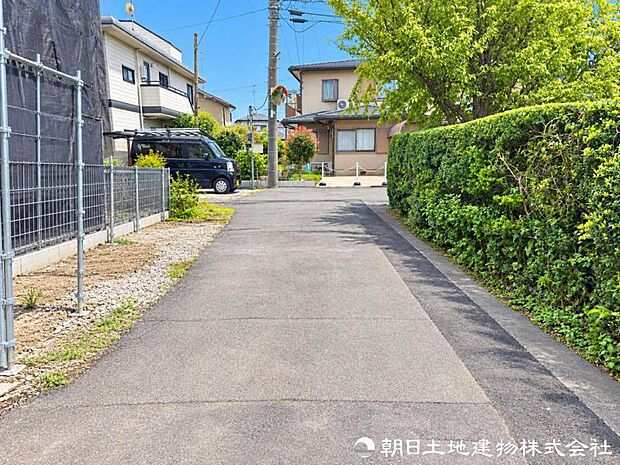 車通りが少なく落ち着いた前面道路。お車の出し入れもしやすく、運転が少し苦手な方や小さなお子様のいるご家庭にも安心感のある住環境です。駐車時の安心感も高まります。