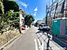 外観：車通りが少なく落ち着いた前面道路。お車の出し入れもしやすく、運転が少し苦手な方や小さなお子様のいるご家庭にも安心感のある住環境です。駐車時の安心感も高まります。