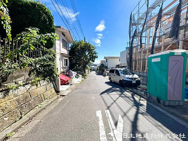 車通りが少なく落ち着いた前面道路。お車の出し入れもしやすく、運転が少し苦手な方や小さなお子様のいるご家庭にも安心感のある住環境です。駐車時の安心感も高まります。