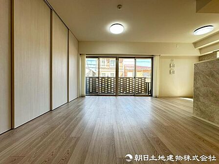 降り注ぐ陽光と照明がLDK全体を明るく演出。開放感あふれる空間で、家族団らんや来客時にも心地よく過ごせる住まいです。家族団らんや来客時にも快適に使える空間です。