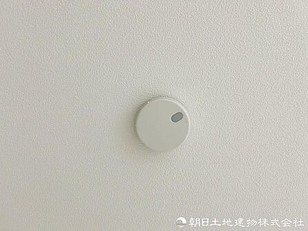 24時間換気システムを搭載し、室内の空気を継続的に入れ替えます。湿気やにおいを抑え、快適な住環境を保ちます。ご家族の健康にも配慮された設備です。