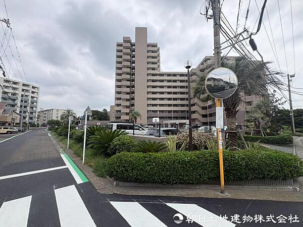 現地を訪れることで、道路の広さや周囲の音、街並みの雰囲気まで実感できます。資料では伝えきれない魅力を、ぜひ直接お確かめください。街の雰囲気を現地で体感できます。