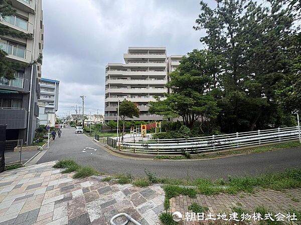 陽当りや通風、設備仕様、各居室の広さに加え、近隣環境や街並みも確認できます。資料にはない現地ならではの情報をお確かめください。周辺の環境まで詳しく確認できます。